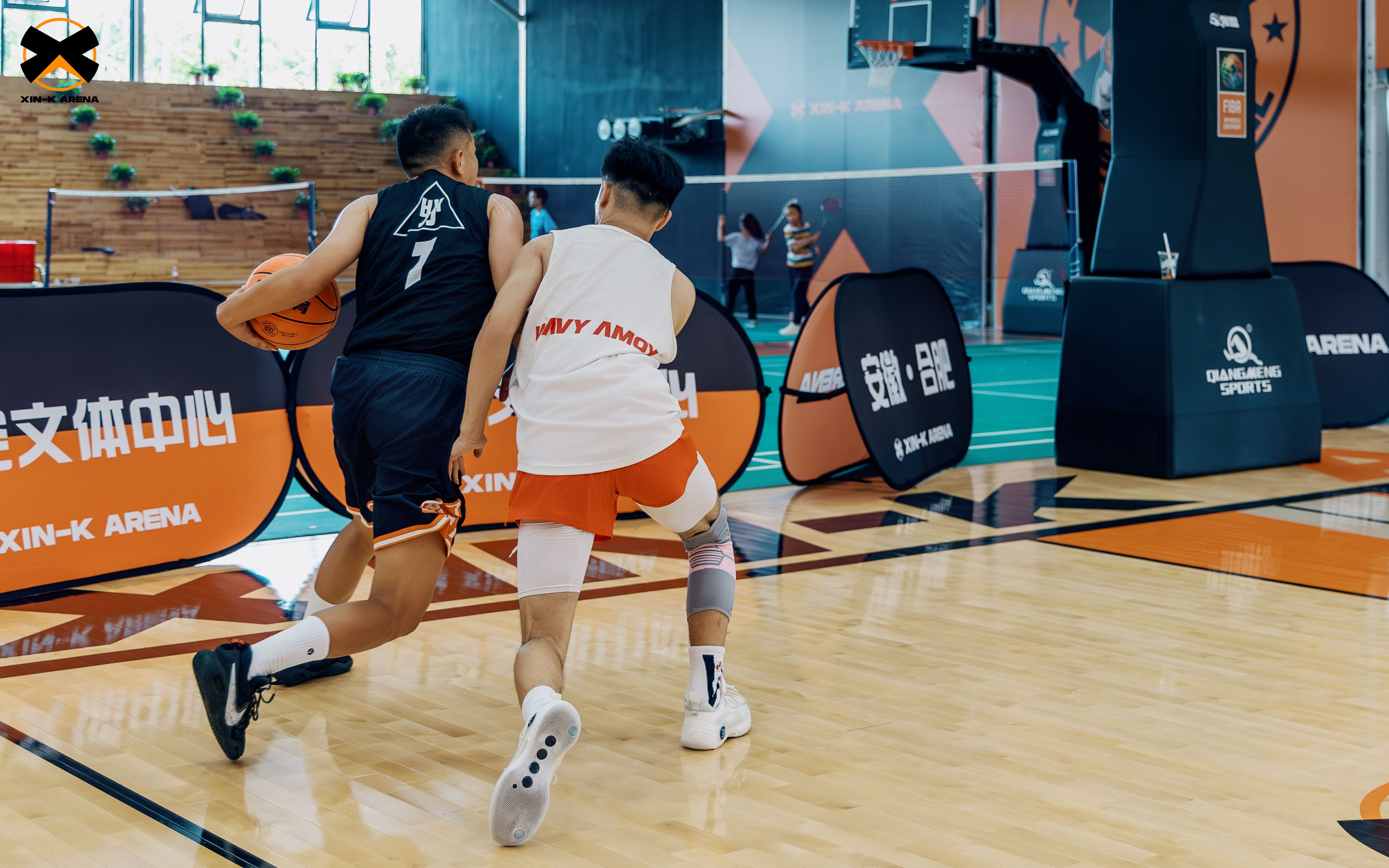 九游娱乐网站-紧张激烈!职业篮球赛场上球员的投篮实力的简单介绍