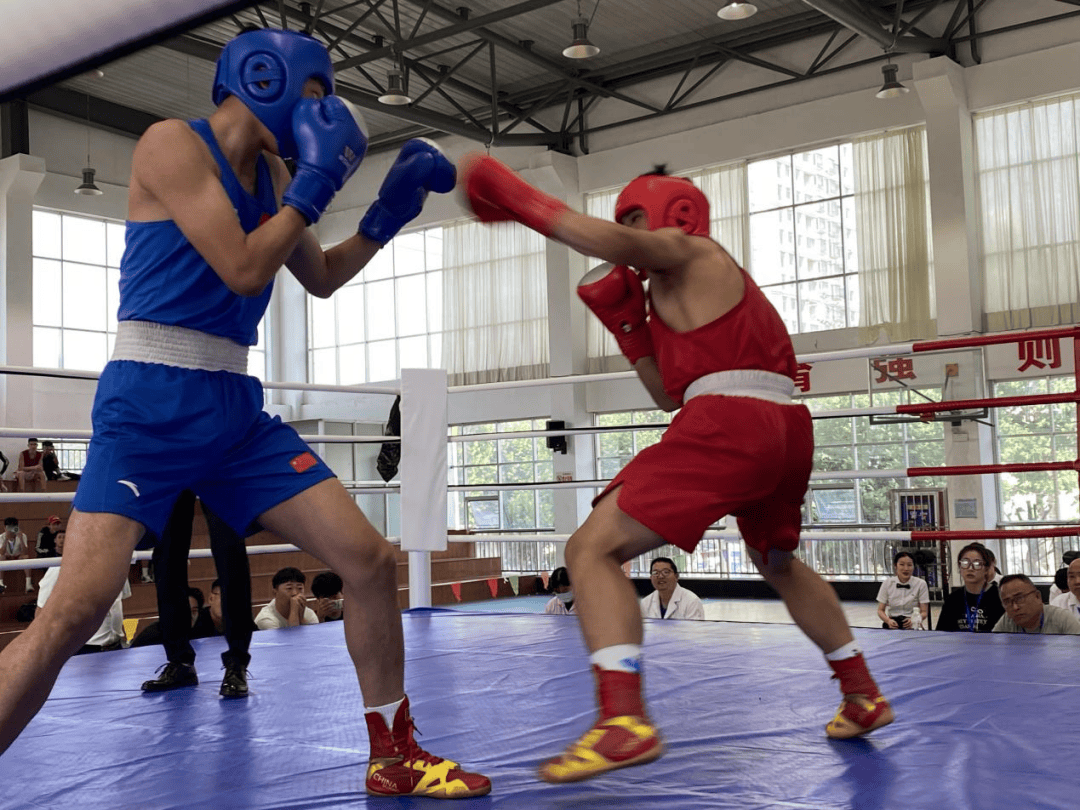 九游app下载-激烈竞技擂台上，球员们在舞台上燃情奋战的简单介绍