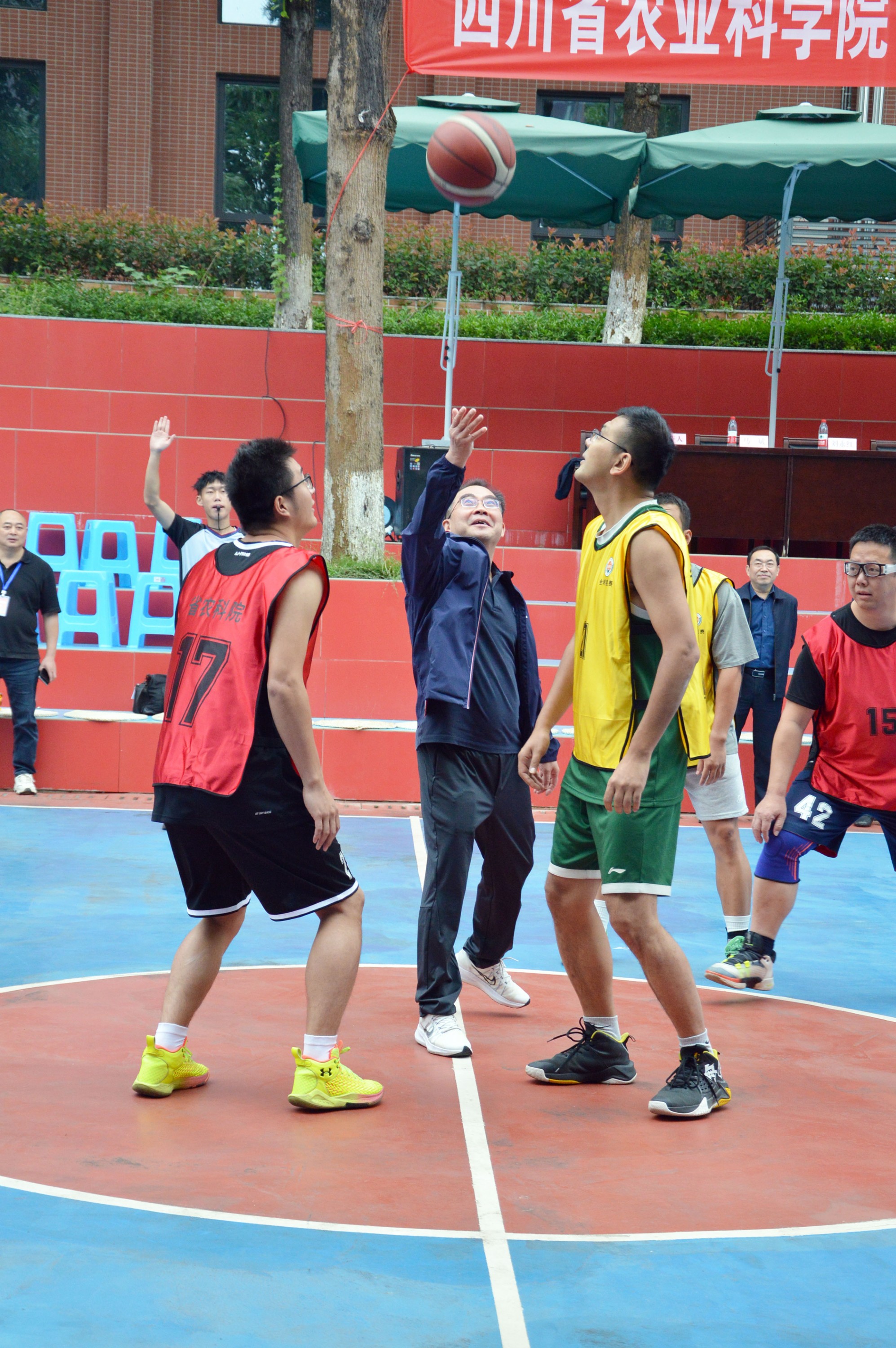 九游体育APP下载-关于体育明星齐聚球场,篮球比赛娱乐性持续提升的信息