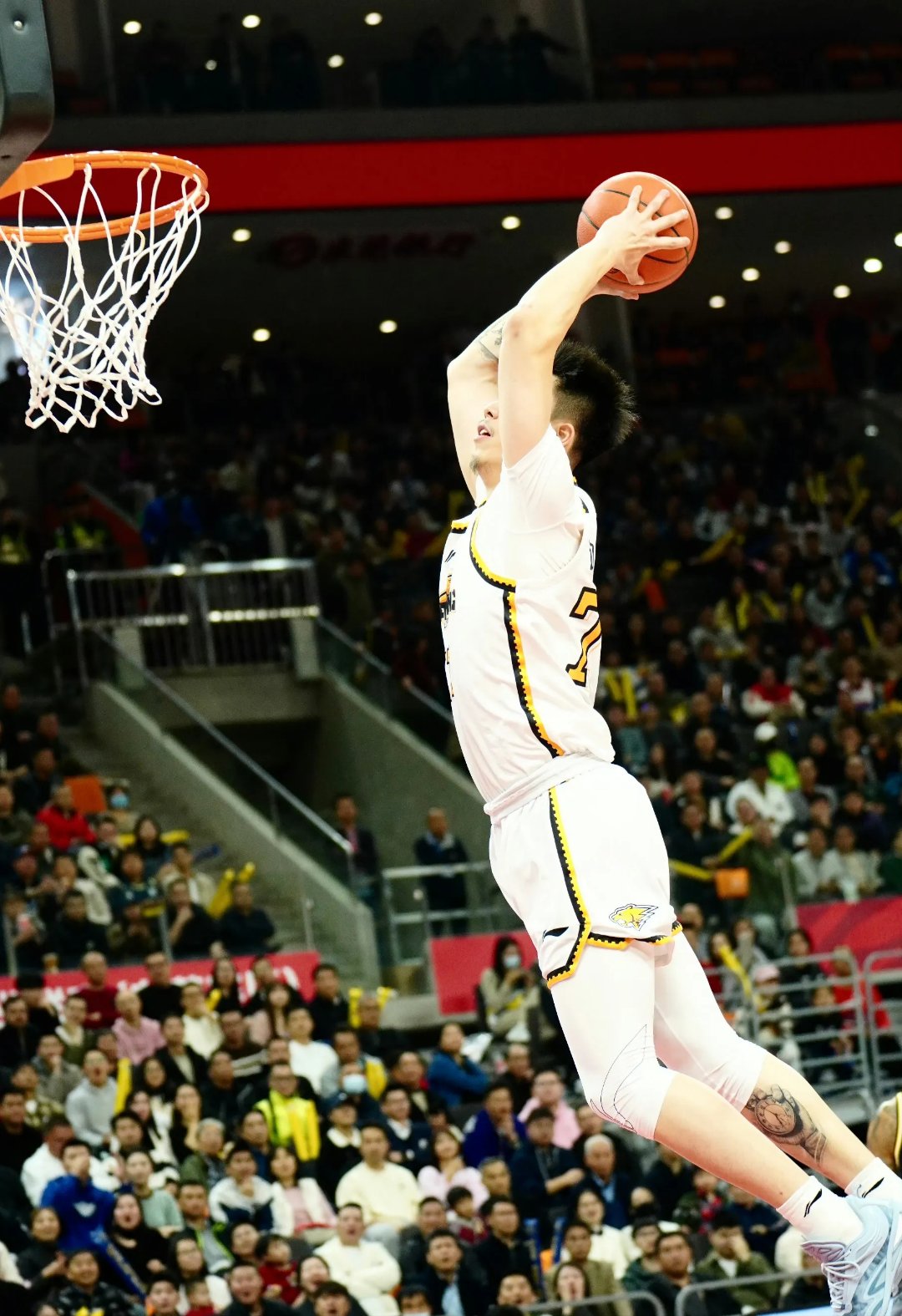 九游体育-篮球比赛中球员实力过硬，娴熟技术展现无遗的简单介绍