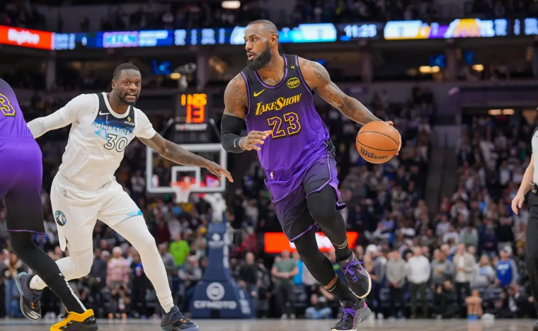 九游体育平台-湖人主场遭遇惨败，詹姆斯状态低迷