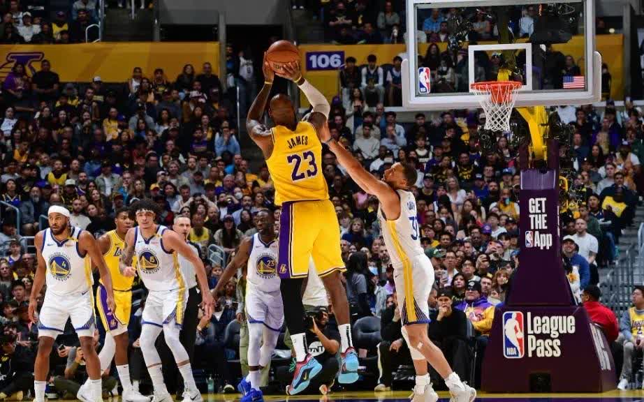 九游体育平台-勇士主场大胜湖人，库里砍下30分