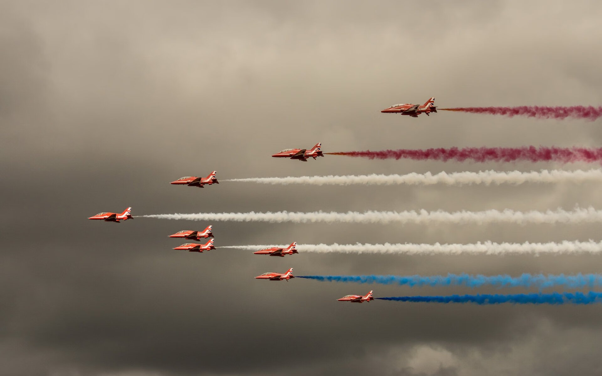 九游娱乐网页-极速与韵律，F1揭幕夜背后的掌控哲学